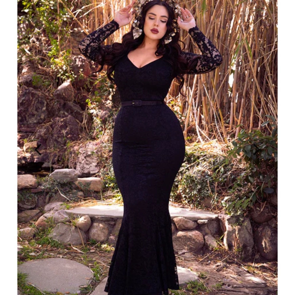 La Femme En Noir lace gown